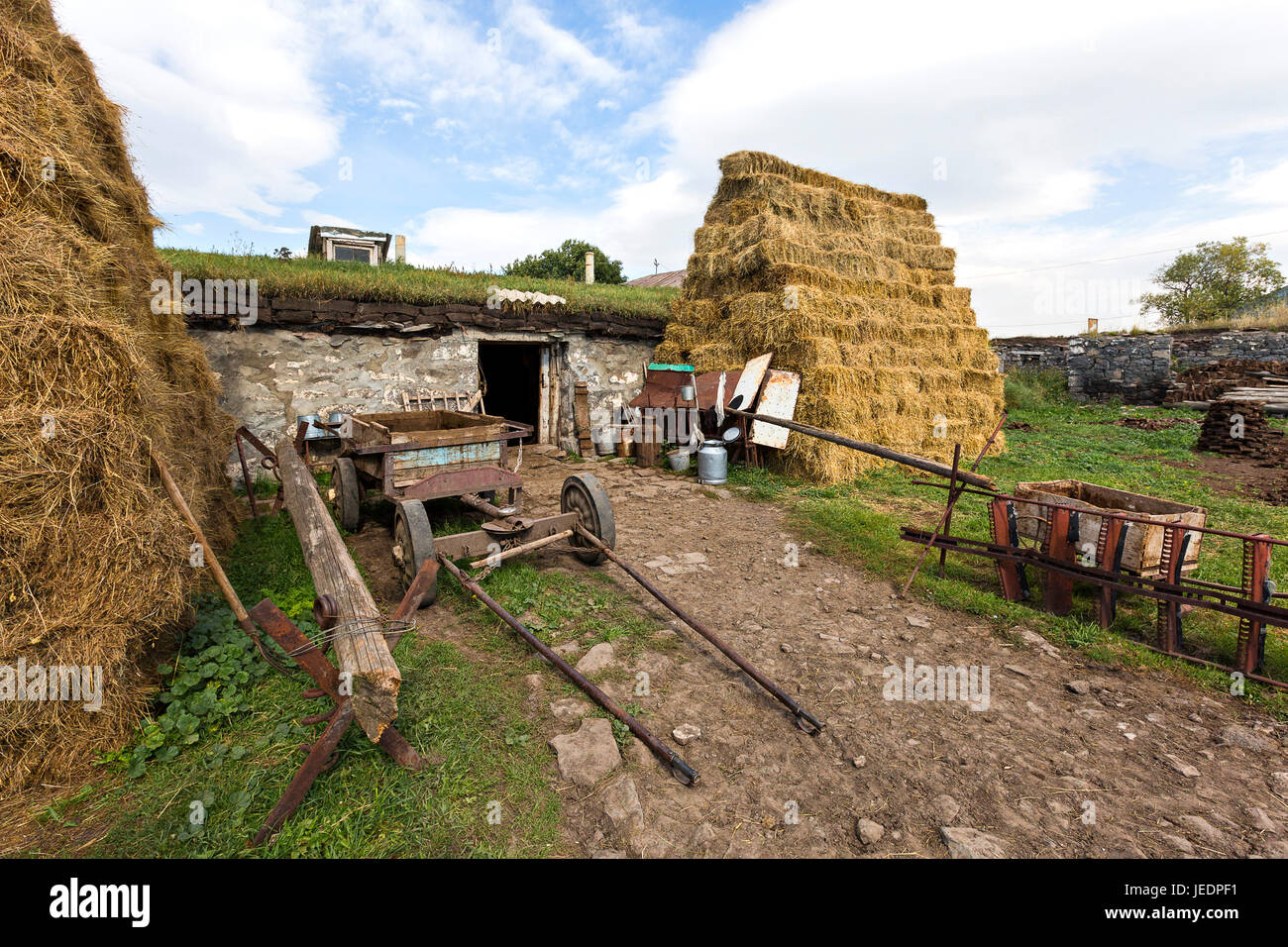 Heuhaufen und landwirtschaftliche Szene im Dorf Bokdajeni, Georgien, Kaukasus. Stockfoto