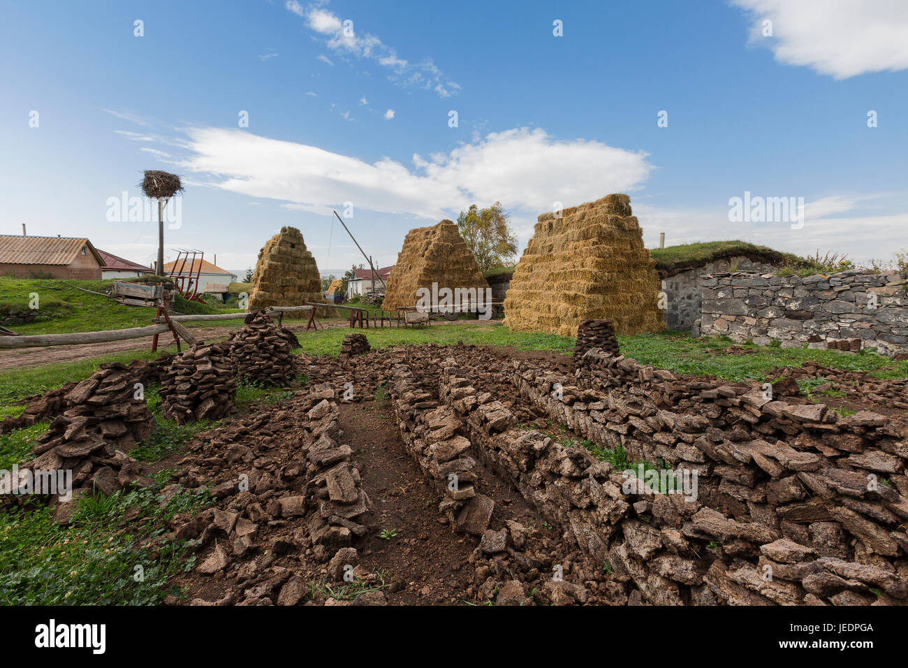 Heuhaufen und landwirtschaftliche Szene im Dorf Bokdajeni, Georgien, Kaukasus. Stockfoto