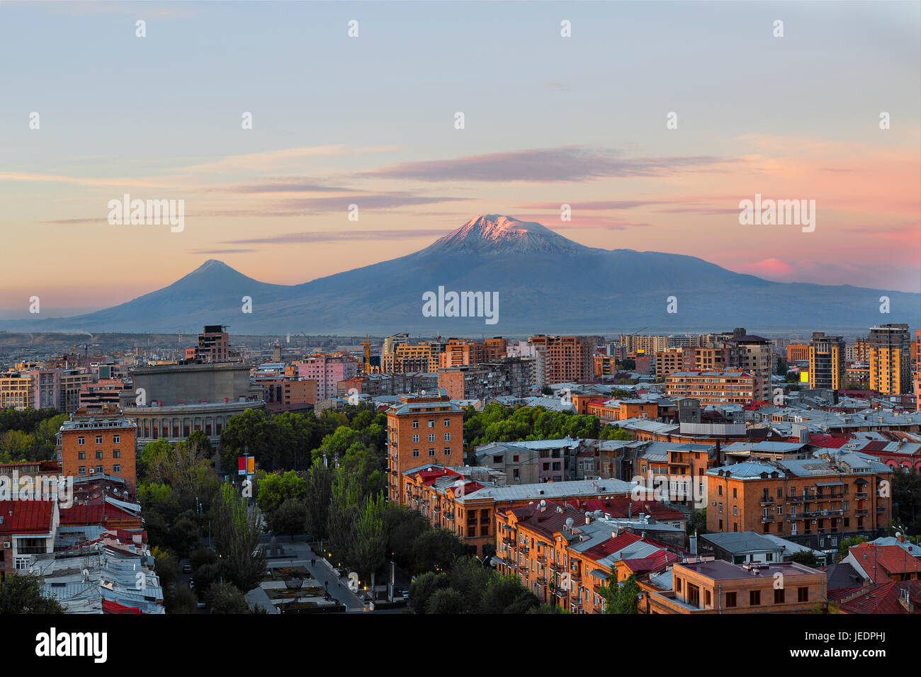 Blick über Yerevan bei Sonnenaufgang mit den beiden Gipfeln des Mt Ararat im Hintergrund, Armenien. Stockfoto