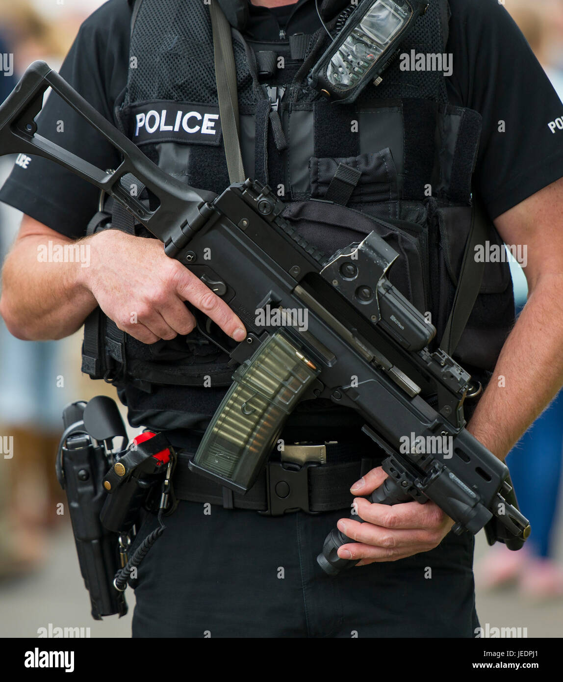 Bewaffnete Polizisten auf Patrouille im Royal Highland Show, Ingliston, Edinburgh. Stockfoto