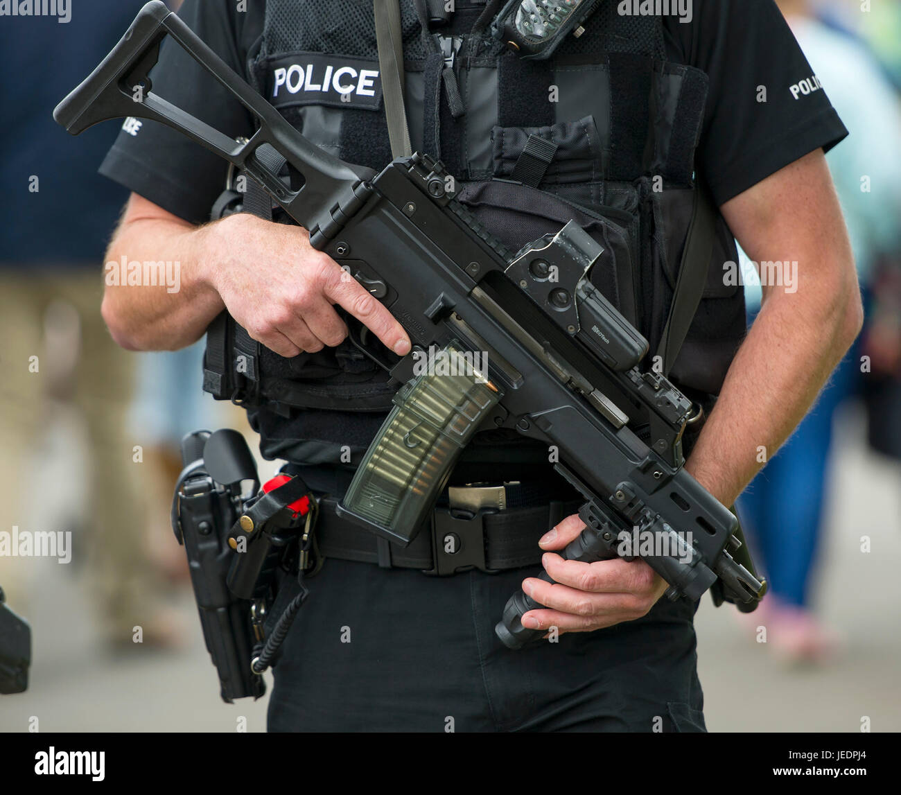 Bewaffnete Polizisten auf Patrouille im Royal Highland Show, Ingliston, Edinburgh. Stockfoto