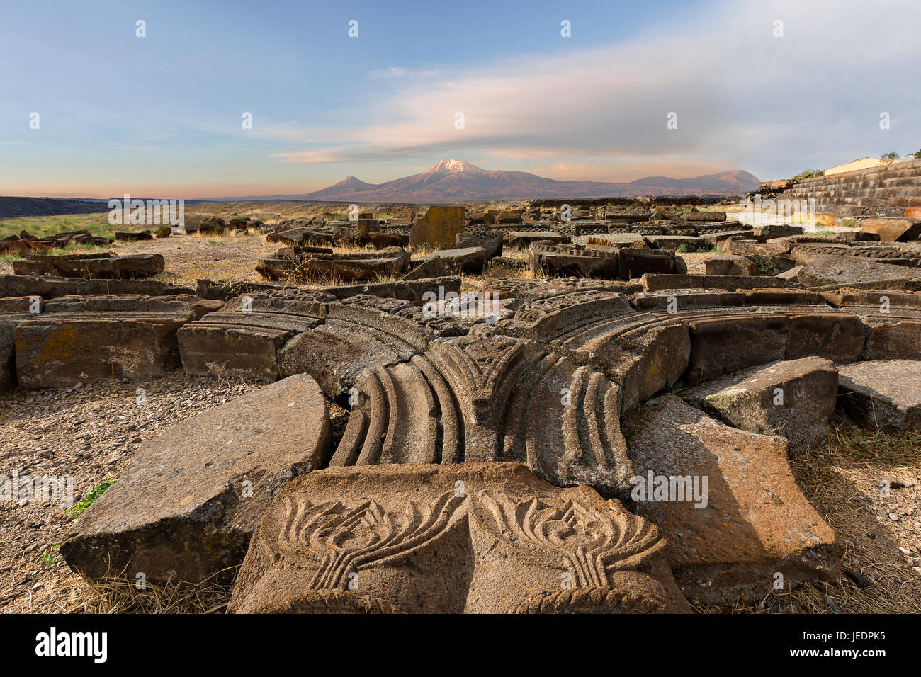 Ruinen des Tempels von Zvartnots mit Berg Ararat im Hintergrund, Armenien. Stockfoto