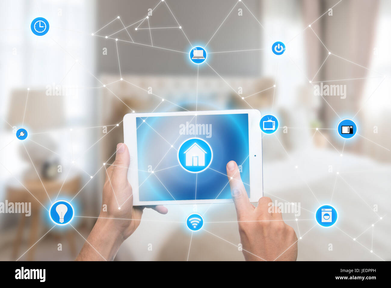 Smart home-Automation-app für Tablet mit Wohngebäude im Hintergrund. Internet der Dinge-Konzept Stockfoto
