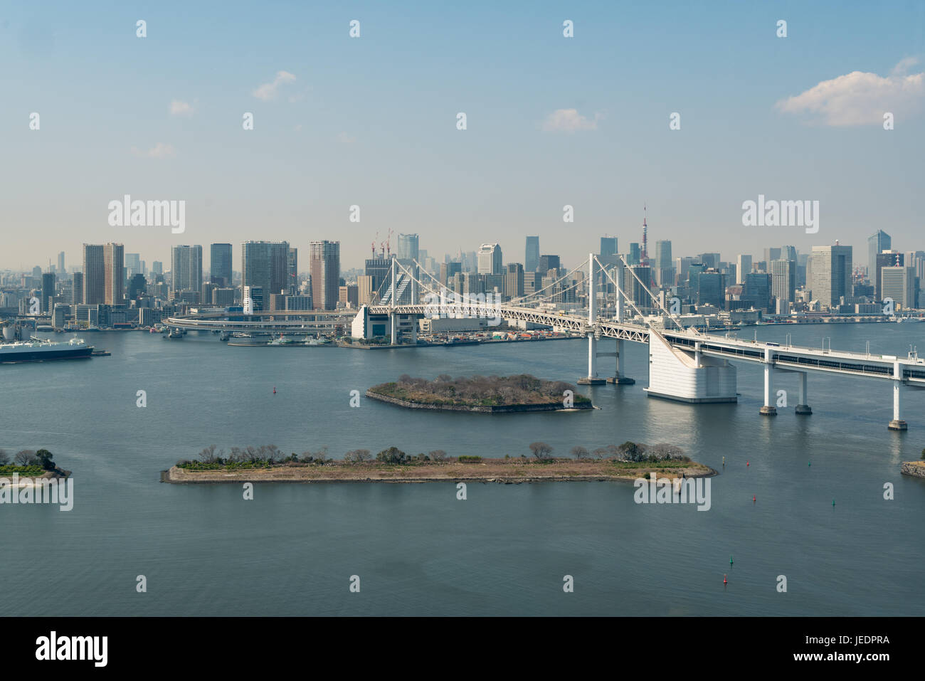 Tokyo Bay mit Blick auf die Skyline von Tokio und Rainbow Bridge in Tokio, Japan. Stockfoto
