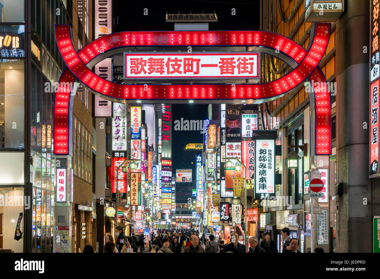 Tokyo, Japan - 3. April 2017: Nachtleben in Shinjuku. Shinjuku ist einer der Tokioter Geschäftsviertel mit vielen internationale Firmenhauptsitze loc Stockfoto