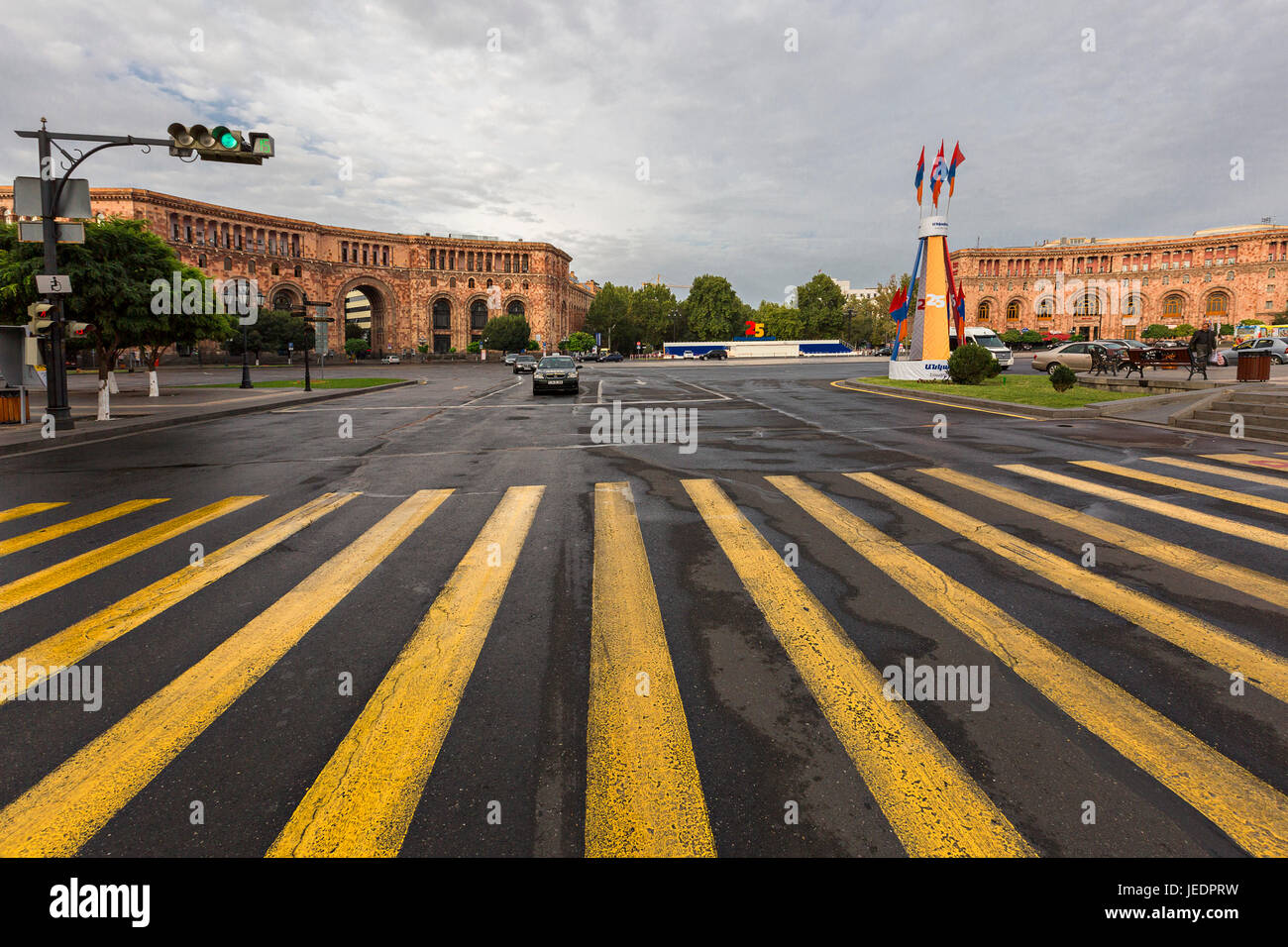 Platz der Republik mit Fußgängerüberweg, in Jerewan, Armenien. Stockfoto