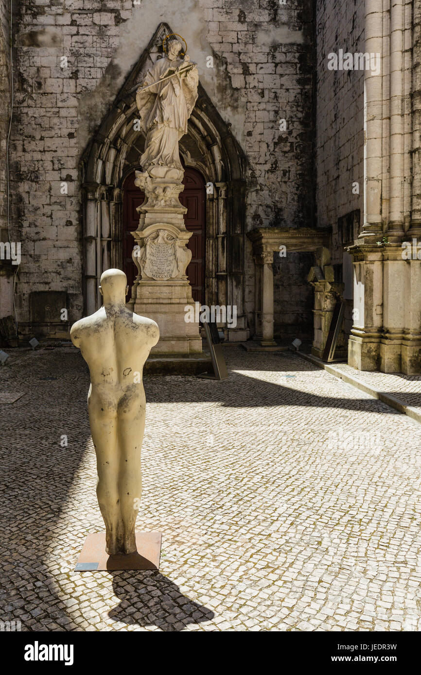 Carmo Kloster in Lissabon, Portugal. Das mittelalterliche Kloster wurde während der Sequenz von dem Erdbeben von Lissabon 1755 zerstört. Stockfoto