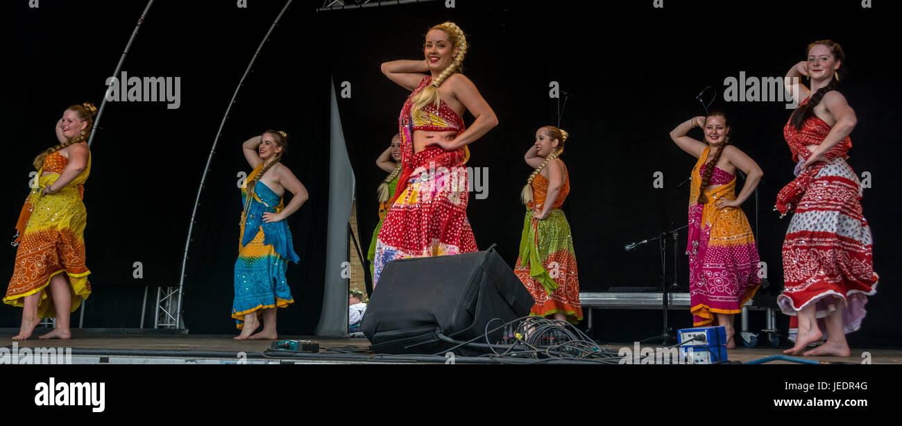 Malmö, Schweden. 23. Juni 2017. Mittsommer-fest mit traditionelle schwedische Tänze, aber auch Bollywood-Musik und Tanz im Folkets Park, Malmö, eine Stadt mit einer kulturell gemischten Bevölkerung und 175 Sprachen gesprochen. Bildnachweis: Tommy Lindholm/Pacific Press/Alamy Live-Nachrichten Stockfoto