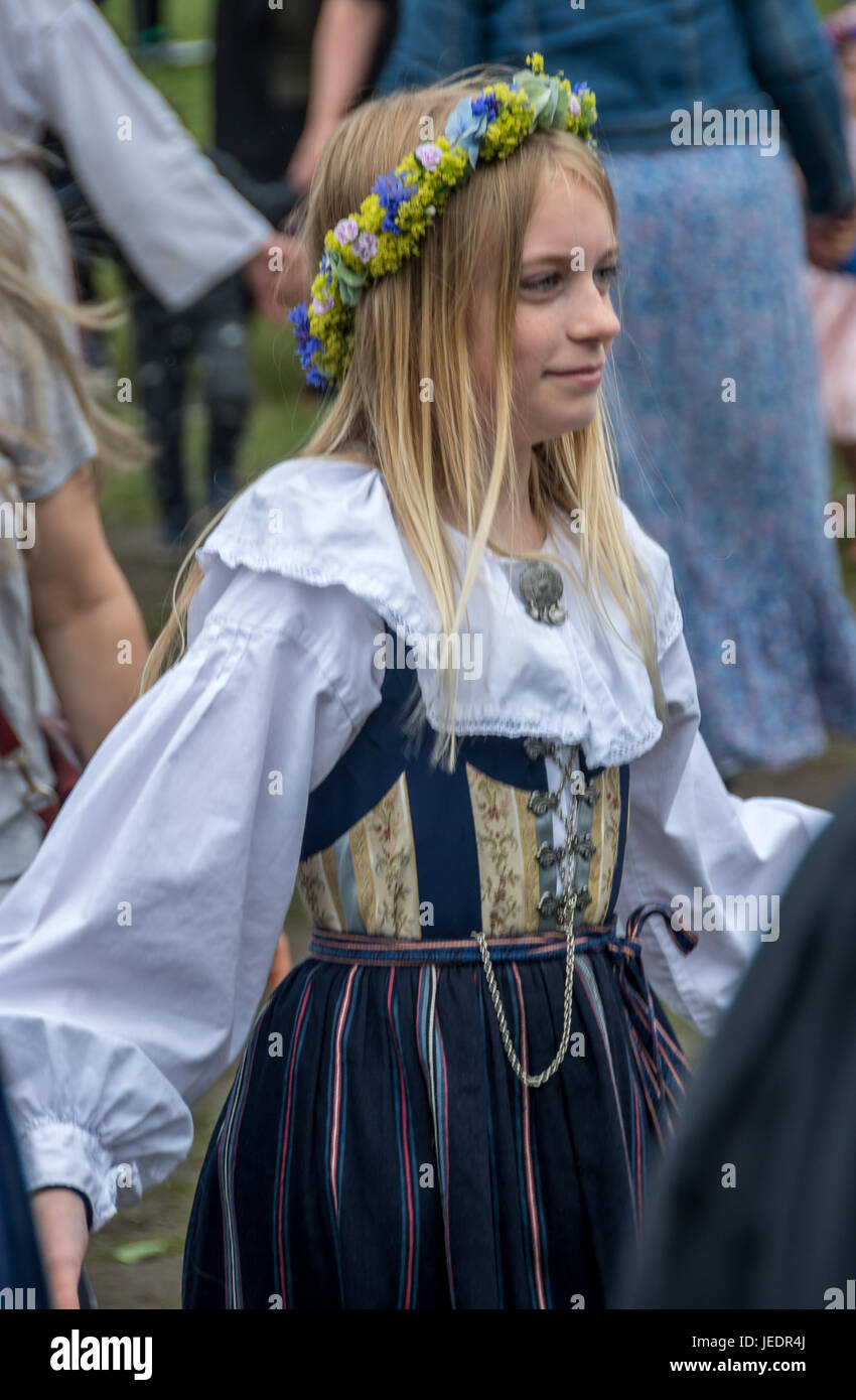 Malmö, Schweden. 23. Juni 2017. Mittsommer-fest mit traditionelle schwedische Tänze, aber auch Bollywood-Musik und Tanz im Folkets Park, Malmö, eine Stadt mit einer kulturell gemischten Bevölkerung und 175 Sprachen gesprochen. Bildnachweis: Tommy Lindholm/Pacific Press/Alamy Live-Nachrichten Stockfoto