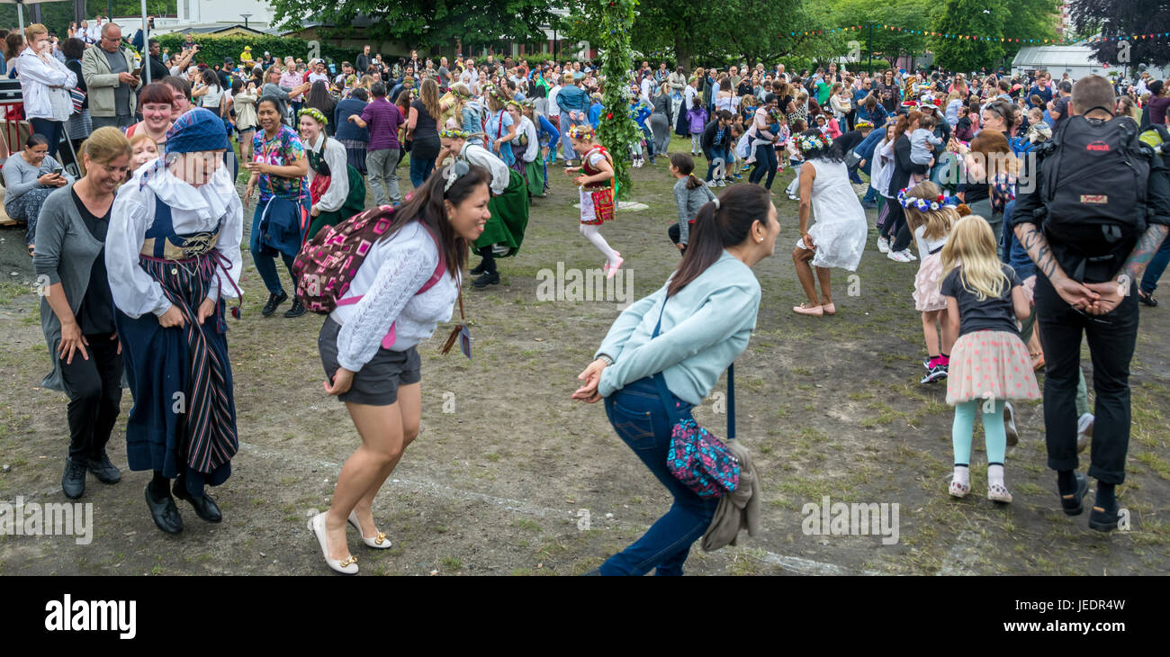 Malmö, Schweden. 23. Juni 2017. Mittsommer-fest mit traditionelle schwedische Tänze, aber auch Bollywood-Musik und Tanz im Folkets Park, Malmö, eine Stadt mit einer kulturell gemischten Bevölkerung und 175 Sprachen gesprochen. Bildnachweis: Tommy Lindholm/Pacific Press/Alamy Live-Nachrichten Stockfoto