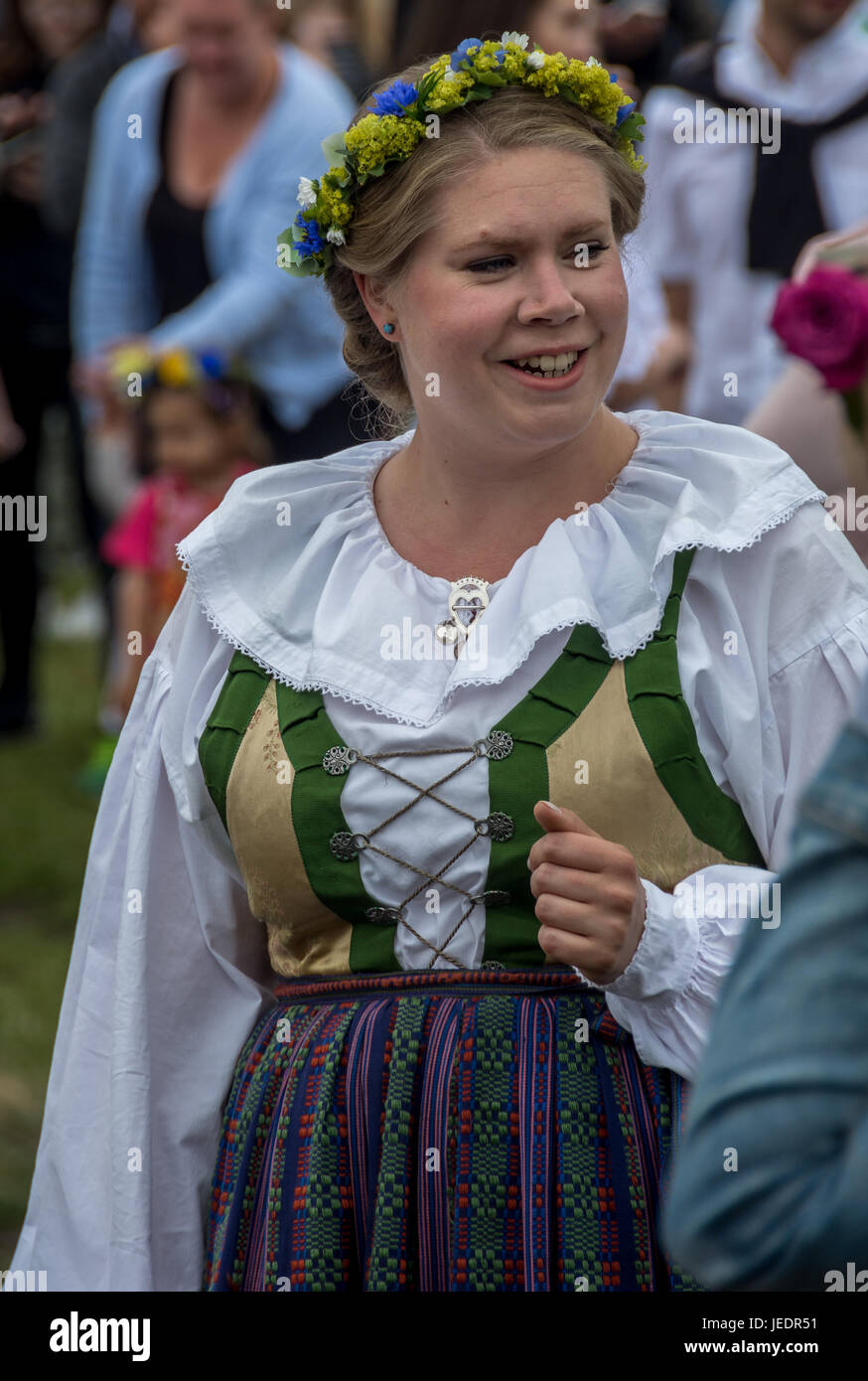 Malmö, Schweden. 23. Juni 2017. Mittsommer-fest mit traditionelle schwedische Tänze, aber auch Bollywood-Musik und Tanz im Folkets Park, Malmö, eine Stadt mit einer kulturell gemischten Bevölkerung und 175 Sprachen gesprochen. Bildnachweis: Tommy Lindholm/Pacific Press/Alamy Live-Nachrichten Stockfoto