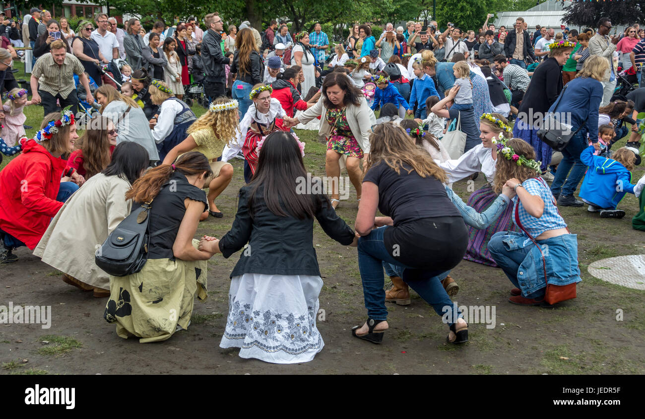 Malmö, Schweden. 23. Juni 2017. Mittsommer-fest mit traditionelle schwedische Tänze, aber auch Bollywood-Musik und Tanz im Folkets Park, Malmö, eine Stadt mit einer kulturell gemischten Bevölkerung und 175 Sprachen gesprochen. Bildnachweis: Tommy Lindholm/Pacific Press/Alamy Live-Nachrichten Stockfoto