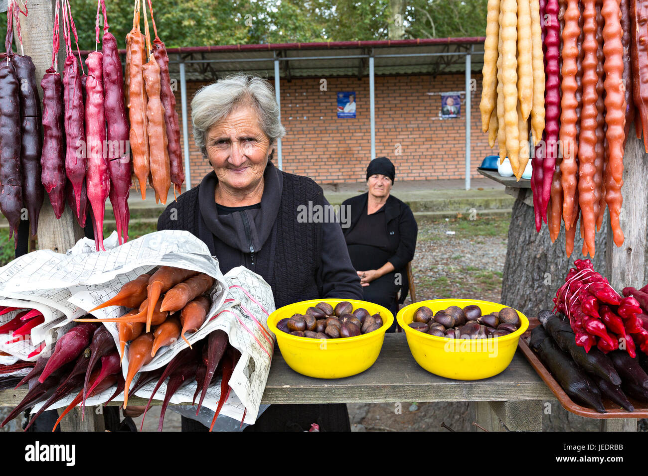 Frauen verkaufen georgischen Dessert von Churchkhela, in der Nähe von Batumi, Georgien. Stockfoto