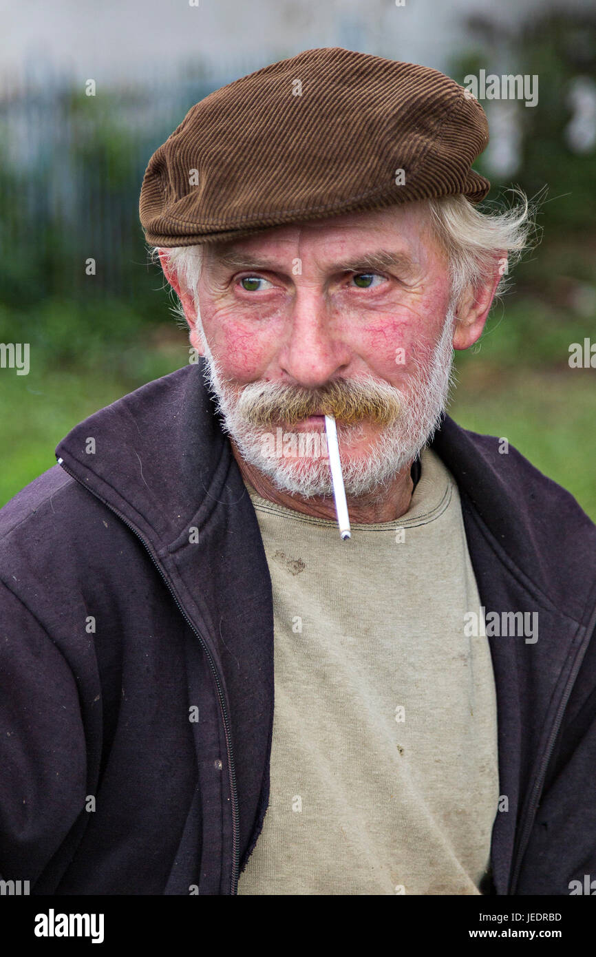 Georgischer Mann, der seine Zigarette raucht, Georgien, Kaukasus Stockfoto