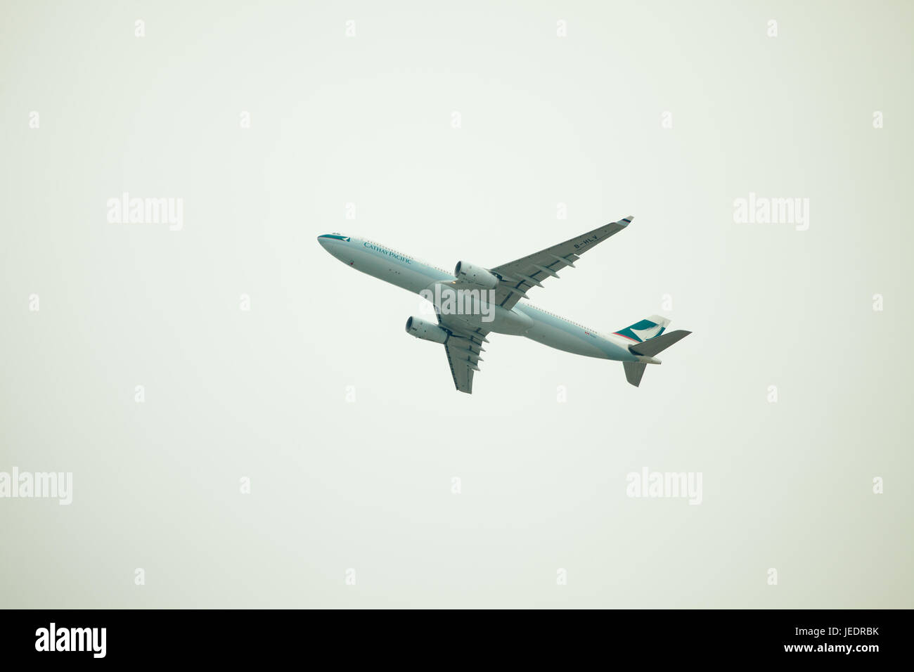 Cathay pacific Airlines Jet Flugzeug abheben vom internationaler Flughafen Hong Kong