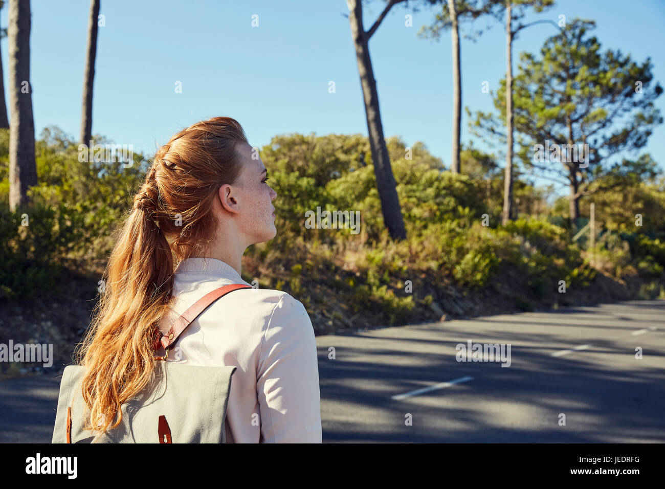 Südafrika, Kapstadt, Signal Hill, junge Frau auf Landstraße Stockfoto