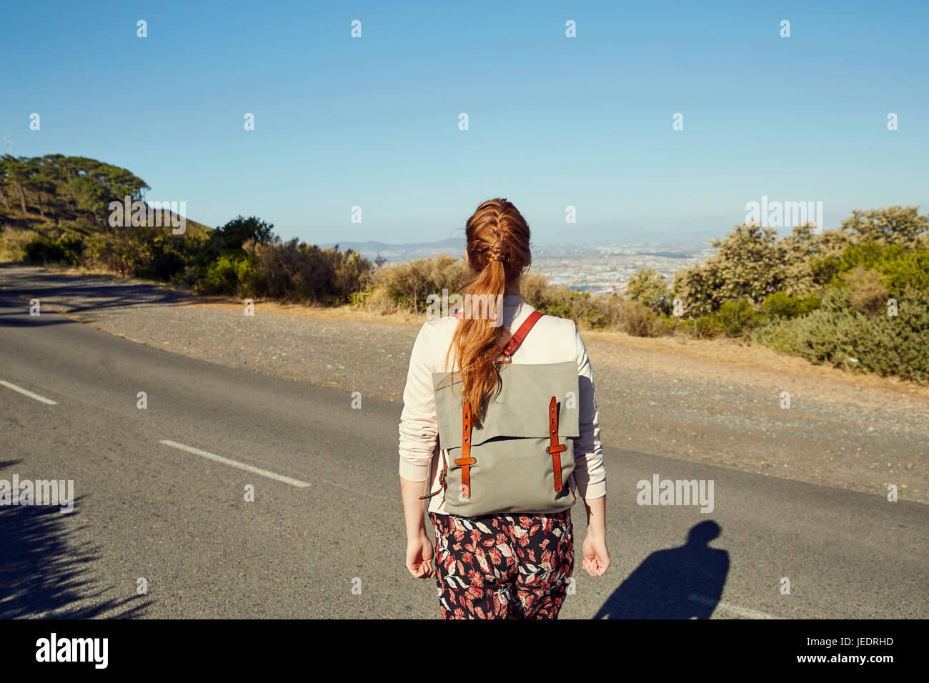 Südafrika, Kapstadt, Signal Hill, junge Frau auf Landstraße Stockfoto