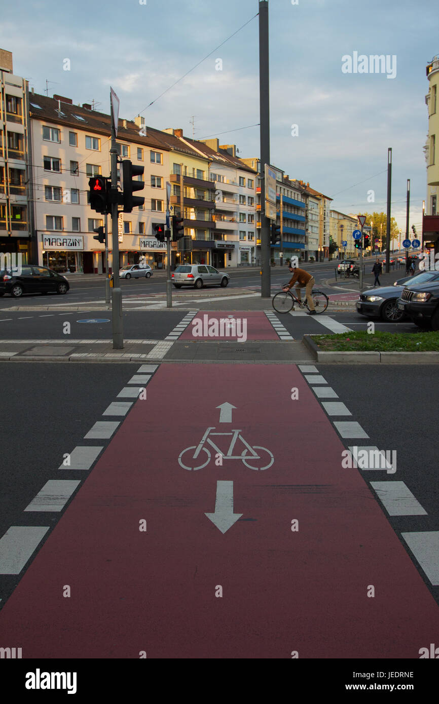 Radweg am Stadtstraße in Bonn, NRW Rhyne; Deutschland Stockfoto