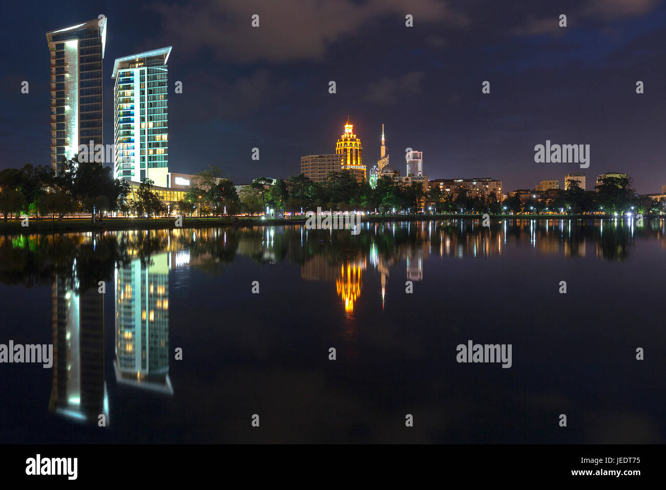 Reflexionen über die Skyline in Batumi, Georgien Stockfoto