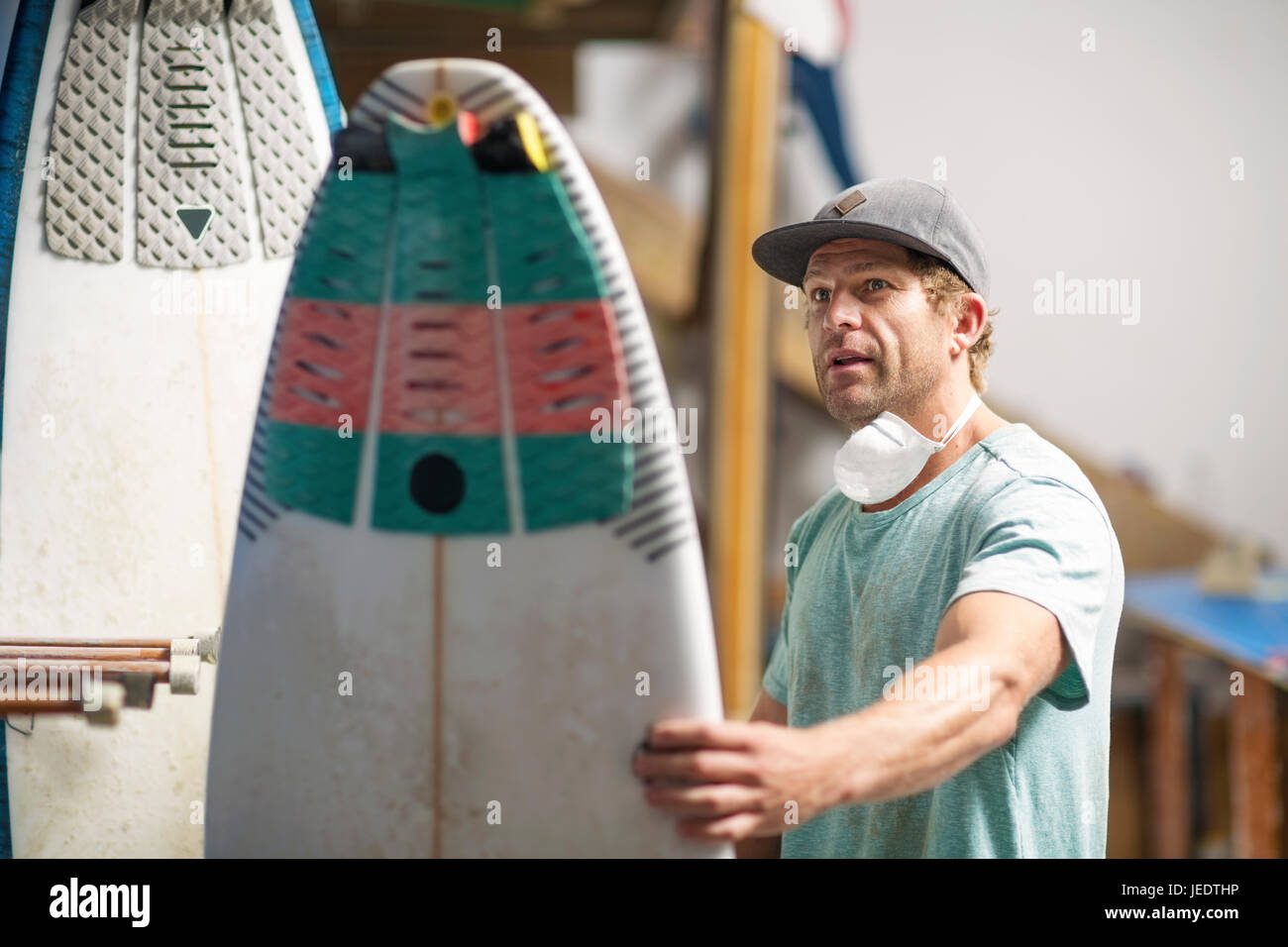 Surfboard Shaper Workshop, Surfshop Mitarbeiter Surfbrett zu bewundern Stockfoto