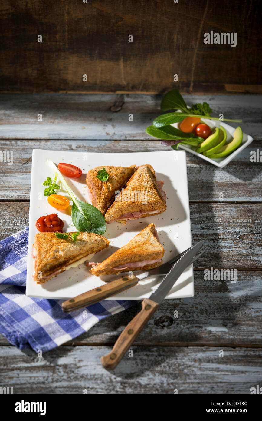 Ganze Mahlzeit Sandwich mit Schinken und Käse Stockfoto