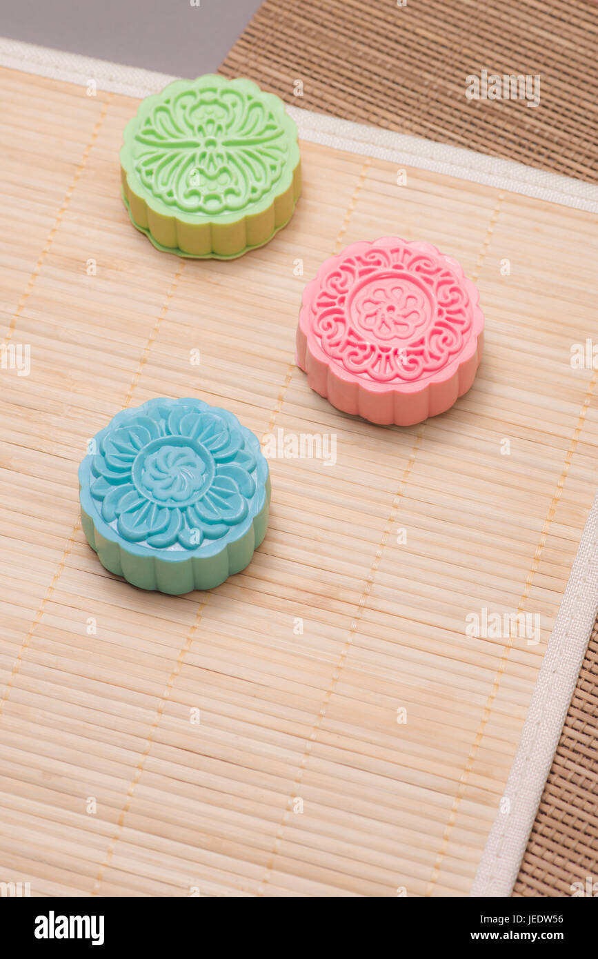 Traditionelle Mooncakes am gedeckten Tisch. Verschneite Haut Mooncakes. Chinesische Mitte Herbst Festival Lebensmittel. Stockfoto