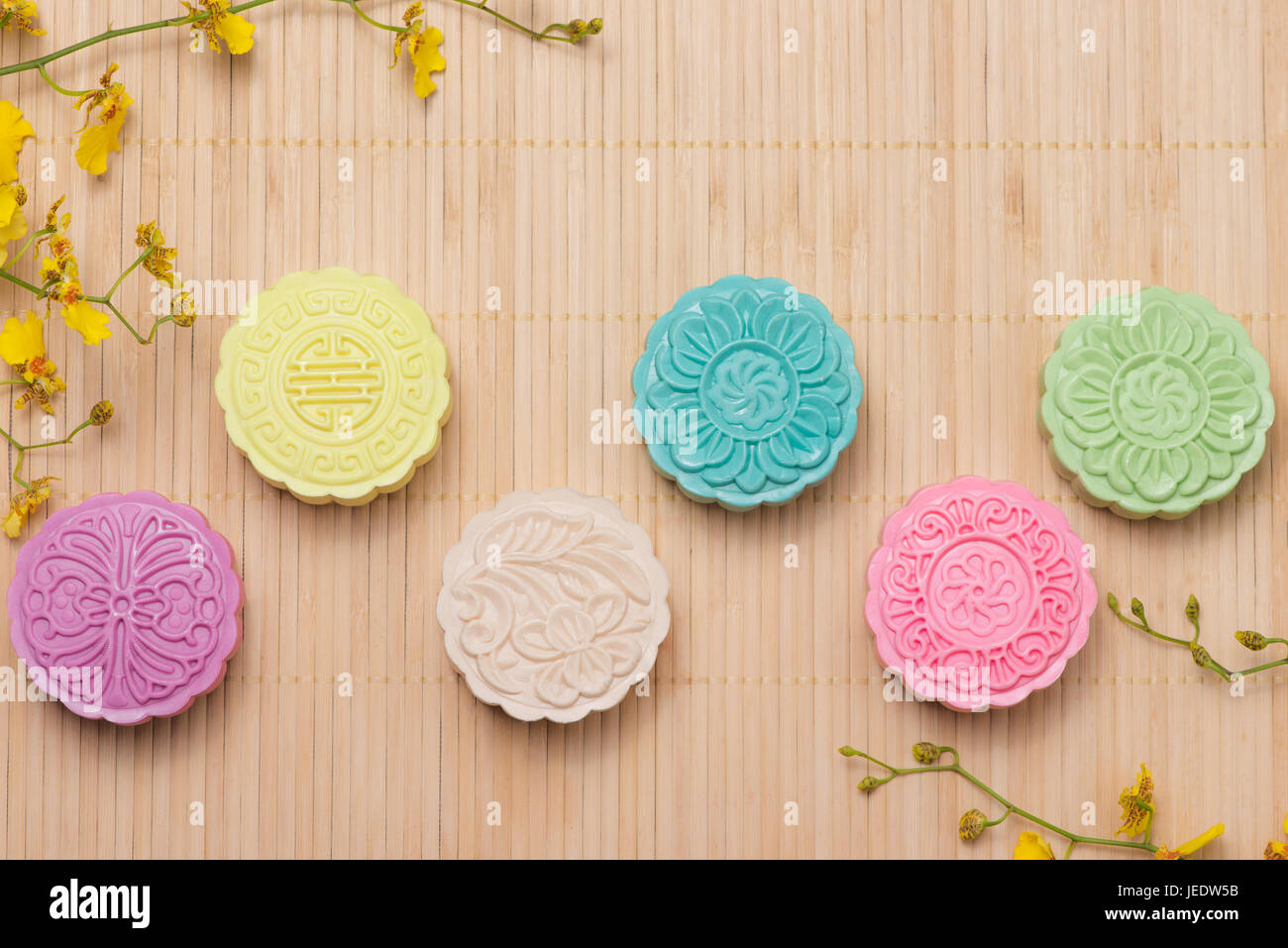 Traditionelle Mooncakes am gedeckten Tisch. Verschneite Haut Mooncakes. Chinesische Mitte Herbst Festival Lebensmittel. Stockfoto