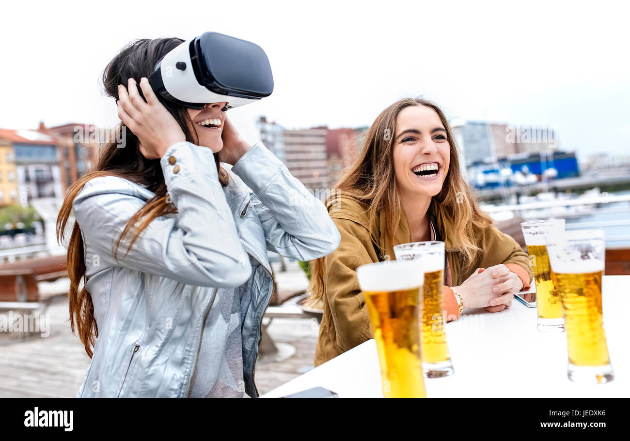 Zwei junge Frauen, die Spaß mit VR-Brillen in der Stadt Stockfoto