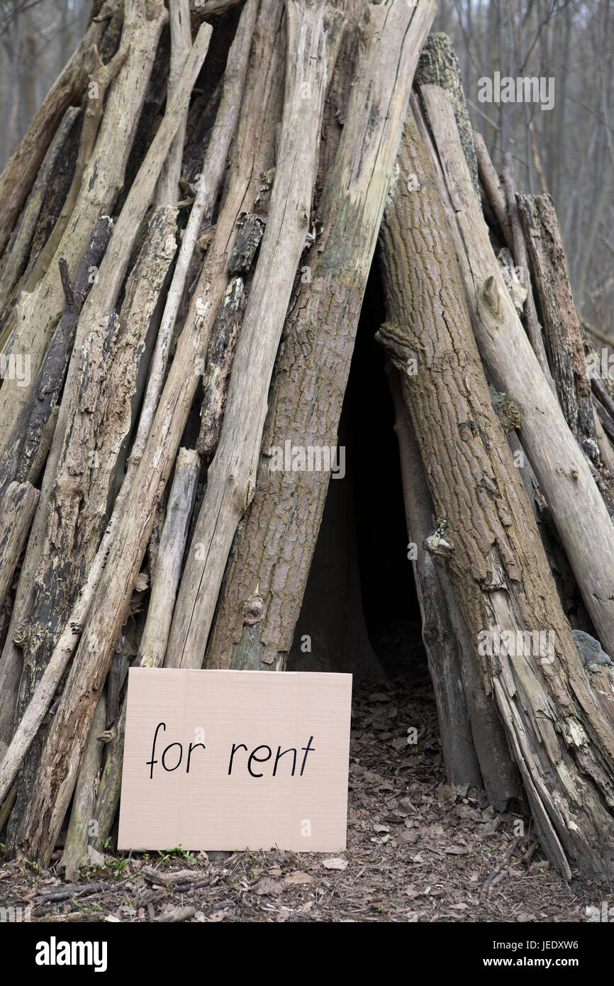 Hütte im Wald zu vermieten Stockfoto