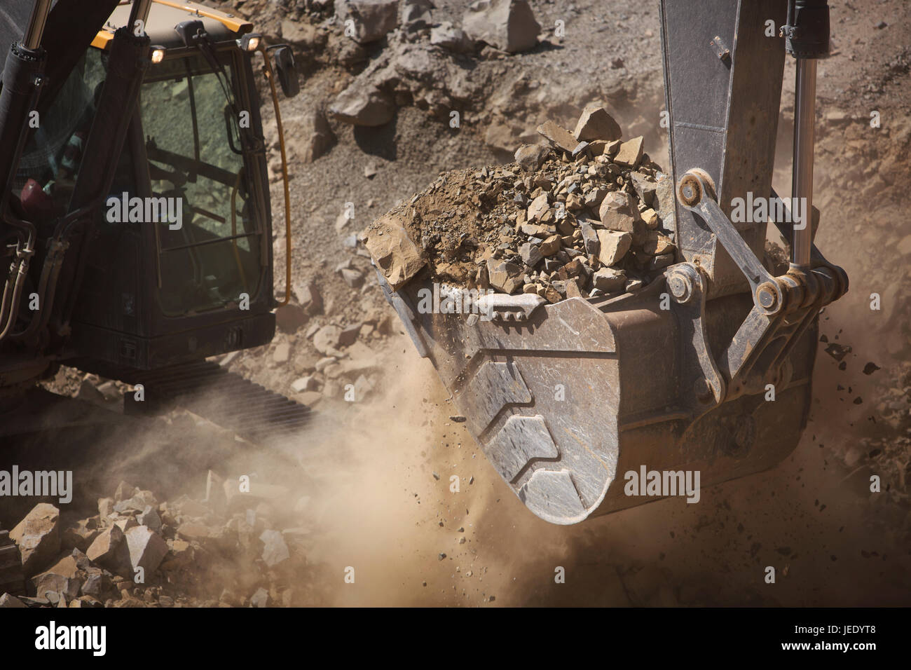 Bagger arbeiten im Steinbruch, Nahaufnahme Stockfoto