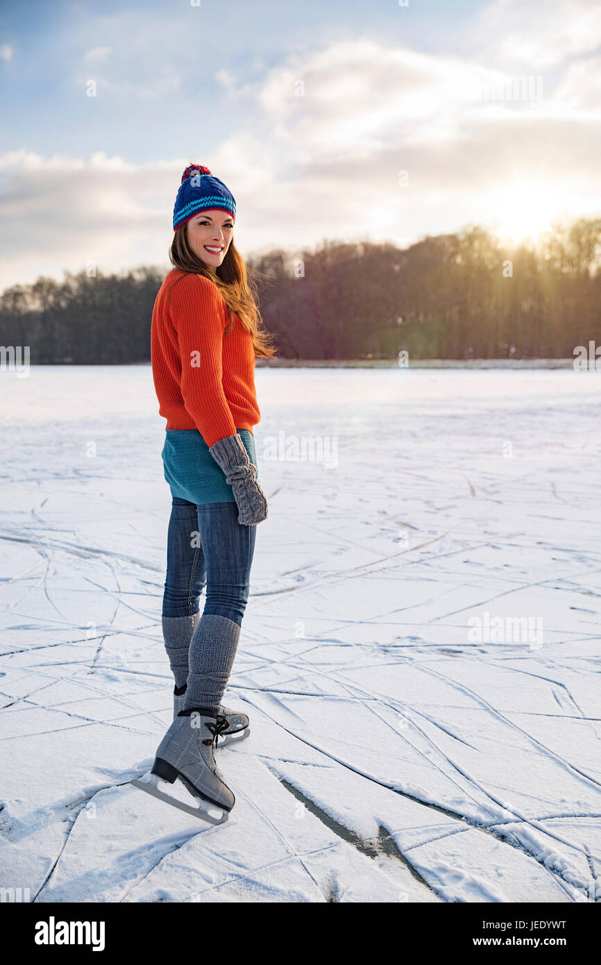 Porträt der Frau Eislaufen auf dem zugefrorenen See Stockfoto