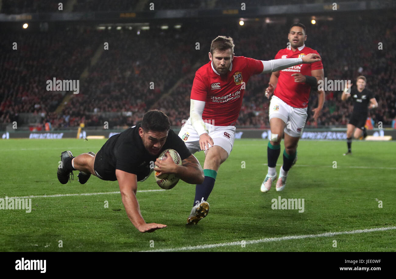 New Zealand Codie Taylor Partituren seiner Seite erste Versuch während der ersten Test von 2017 British and Irish Lions tour im Eden Park, Auckland. Stockfoto