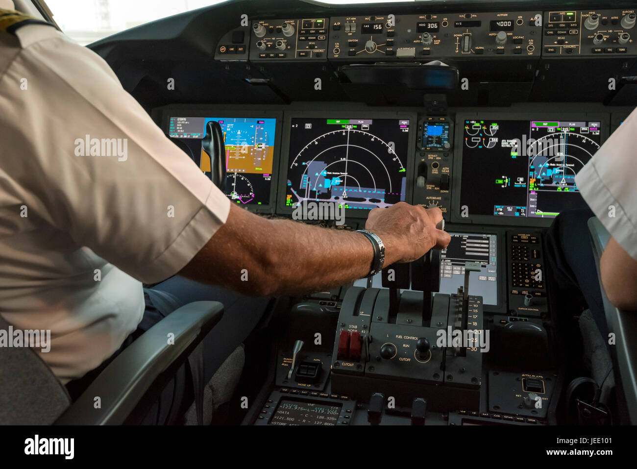 Flight Deck von einem modernen Verkehrsflugzeugen mit zwei Piloten bei den fliegenden Kontrollen Stockfoto