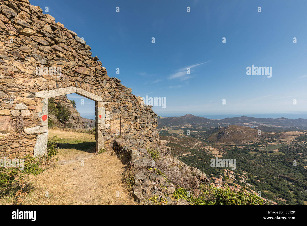 Eingang zum "La Maison du Bandit', der Bandit Haus oberhalb des Dorfes Feliceto in der Balagne Region Korsikas mit Regino Tal aus Stein und Stockfoto