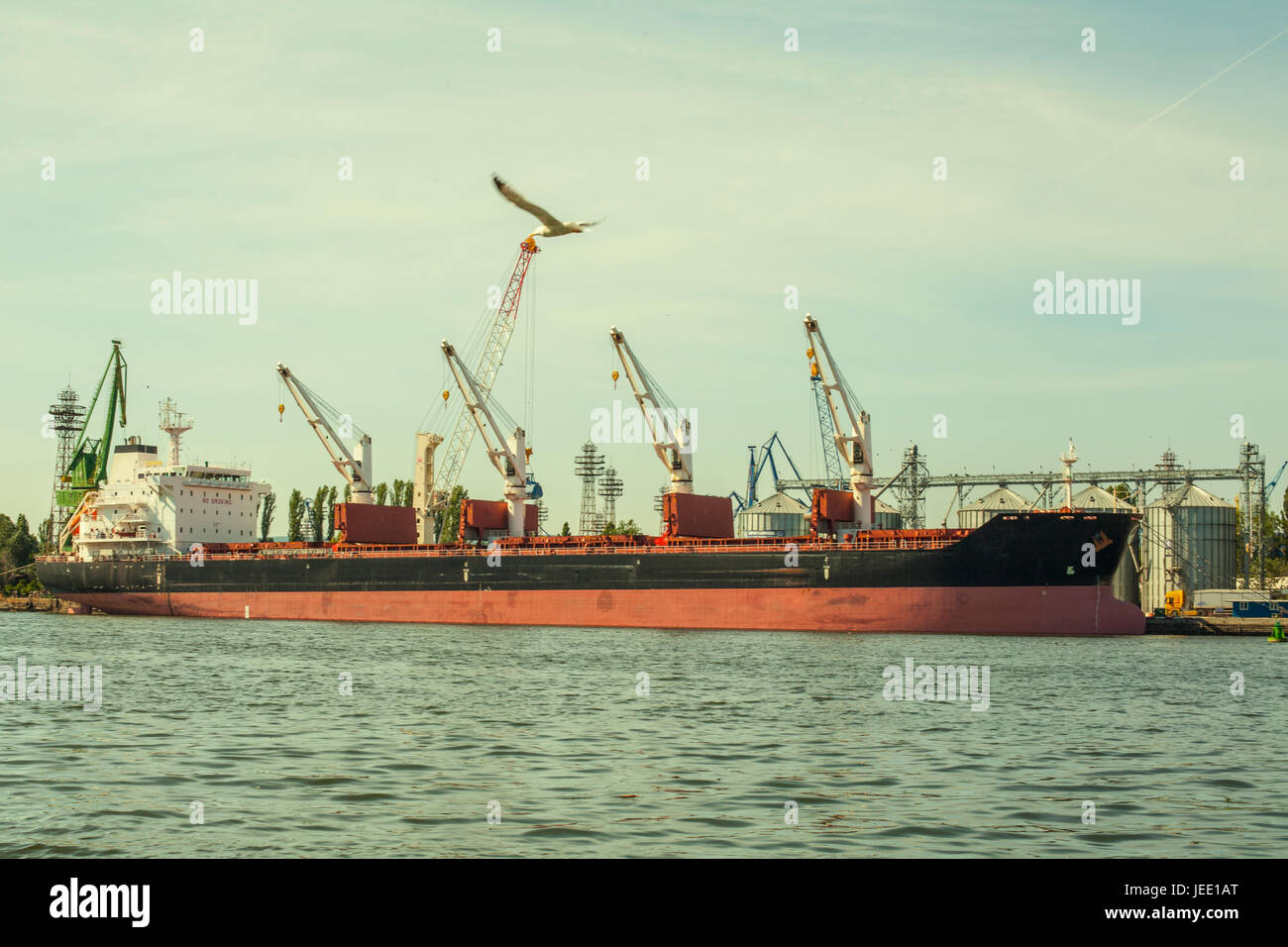 Frachtschiff mit Hafenkräne Stockfoto