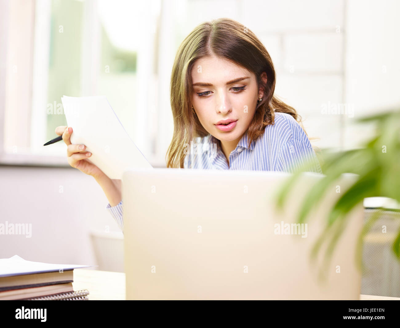 junge kaukasischen Geschäftsfrau arbeiten im Büro Bericht mit Laptopcomputer zu betrachten. Stockfoto