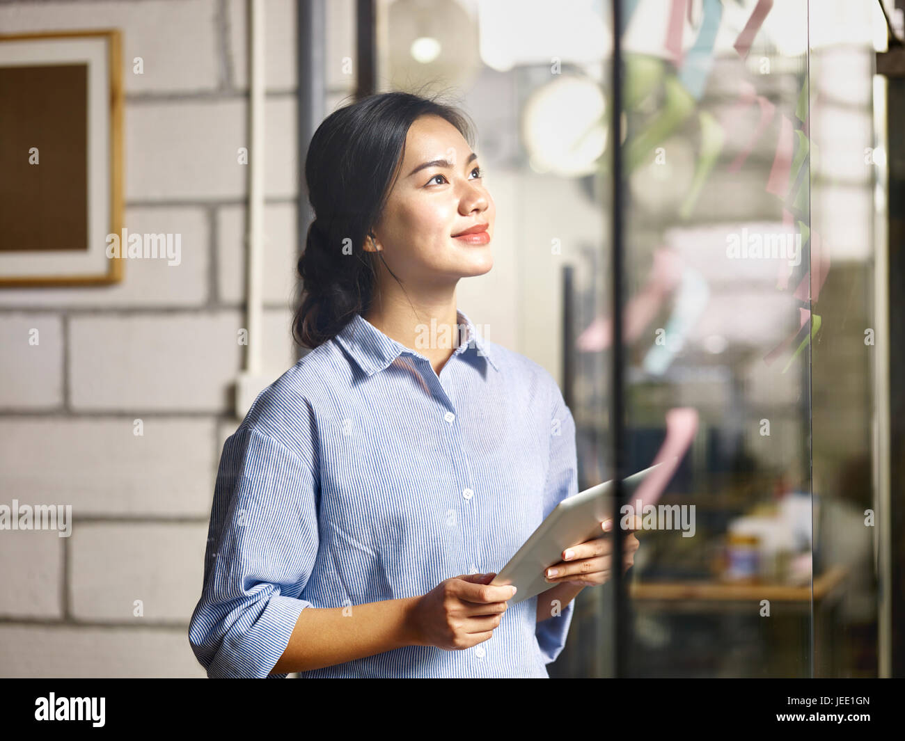 junge asiatische Unternehmer arbeiten auf Geschäftsstrategien mit Haftnotizen in ein Glas, Tagungsraum. Stockfoto