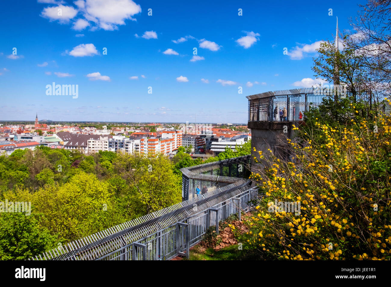 Berlin, Mitte Volkspark Humboldthain - alten WW2 Flak Flakturm und Bunker mit Aussichtsplattform. Blick auf Stadt-Landschaft. Stockfoto