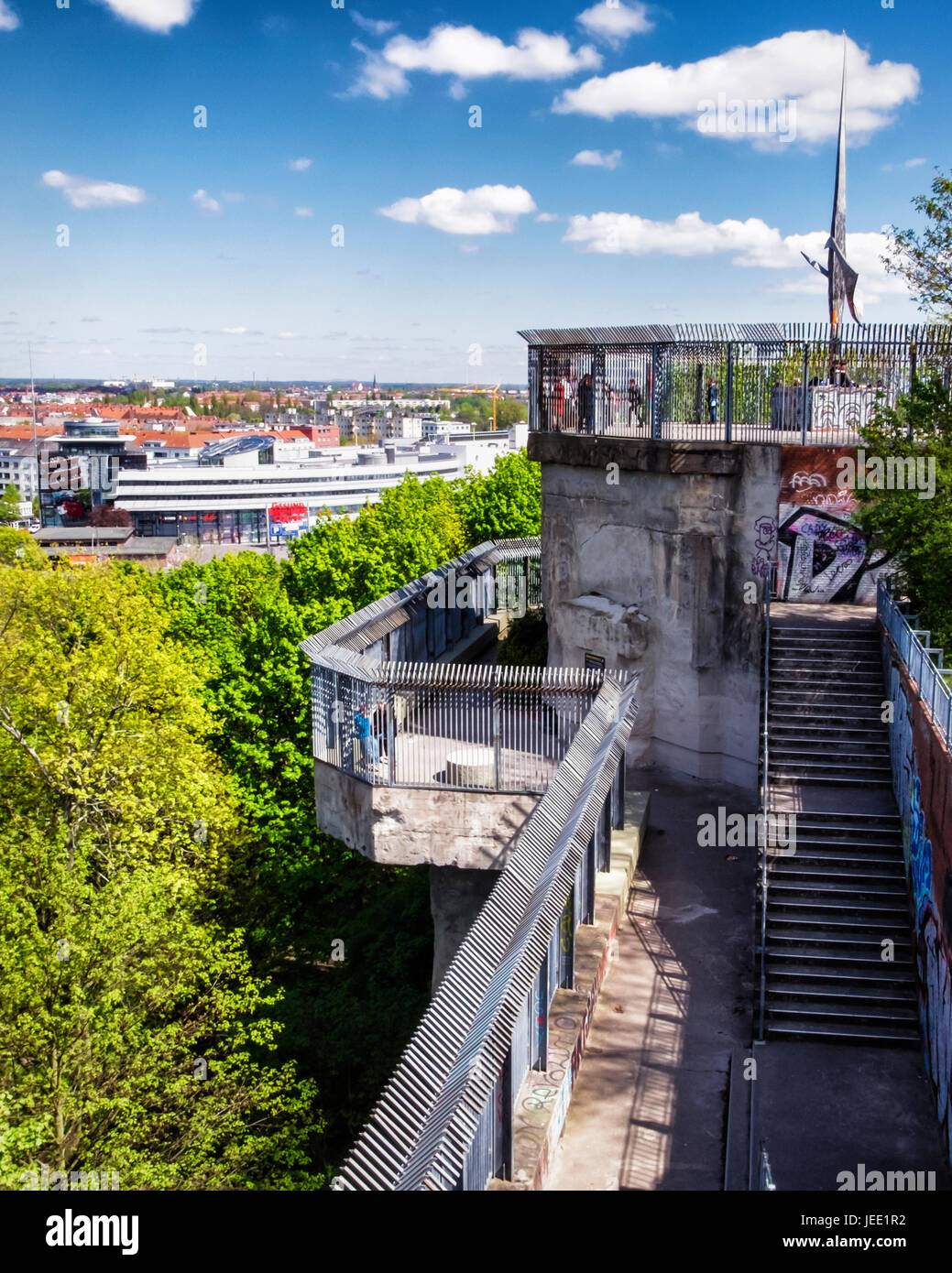 Berlin, Mitte Volkspark Humboldthain - alten WW2 Flak Flakturm und Bunker mit der Betrachtung Plattform & Wiedervereinigung, Wende-Denkmal Stockfoto