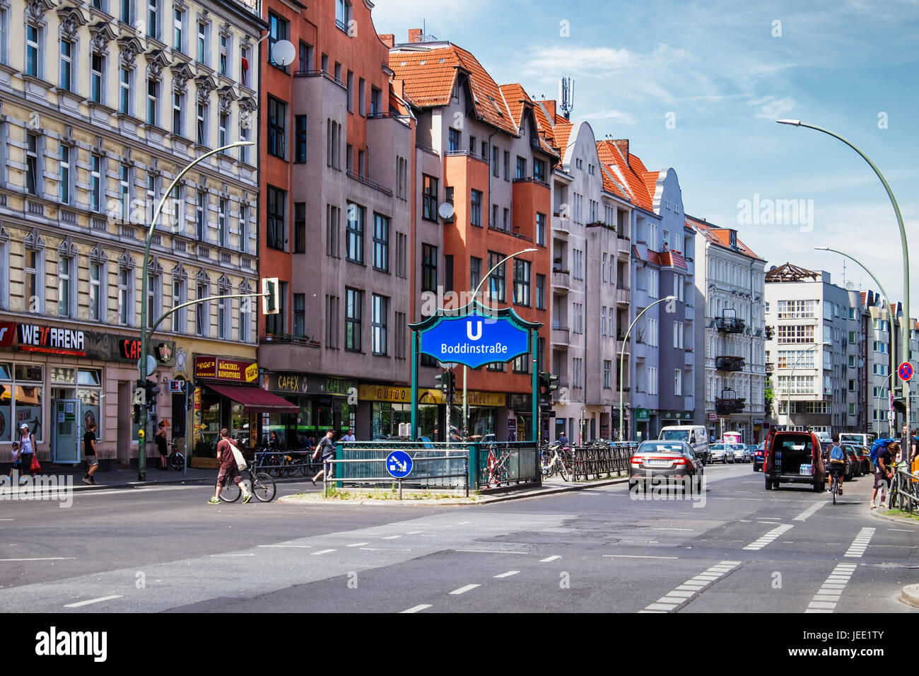 Boddinstrasse, Eingang der u-Bahn Station, U-Bahn-Zeichen, Geschäfte und Wohnhäuser, städtischen verschneide in Neukölln, Berlin Stockfoto