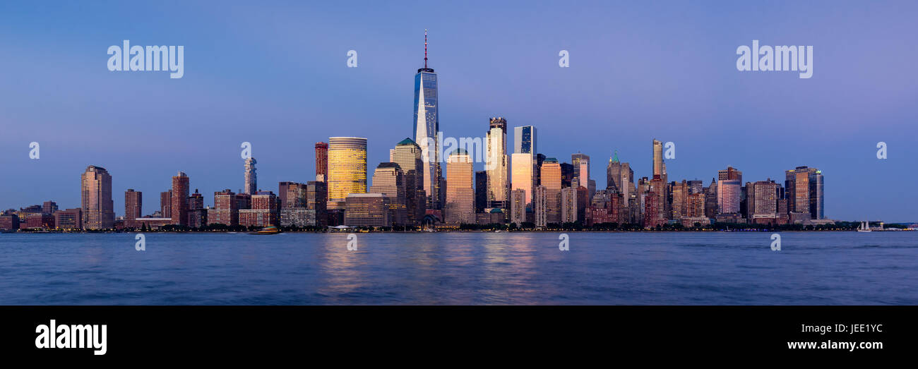 New York City Financial District Wolkenkratzer und den Hudson River bei Sonnenuntergang. Blick auf Lower Manhattan. Stockfoto