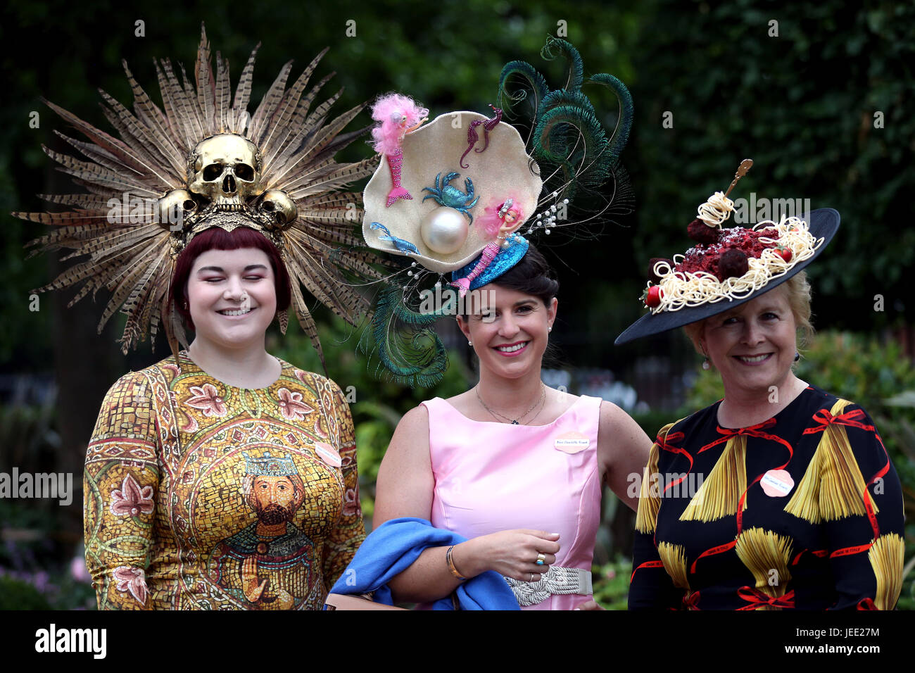 Racegoers Emily (links) und Schwester Charlotte (Mitte) neben Mama Candice Ricard tagsüber fünf des Royal Ascot in Ascot Racecourse. Stockfoto