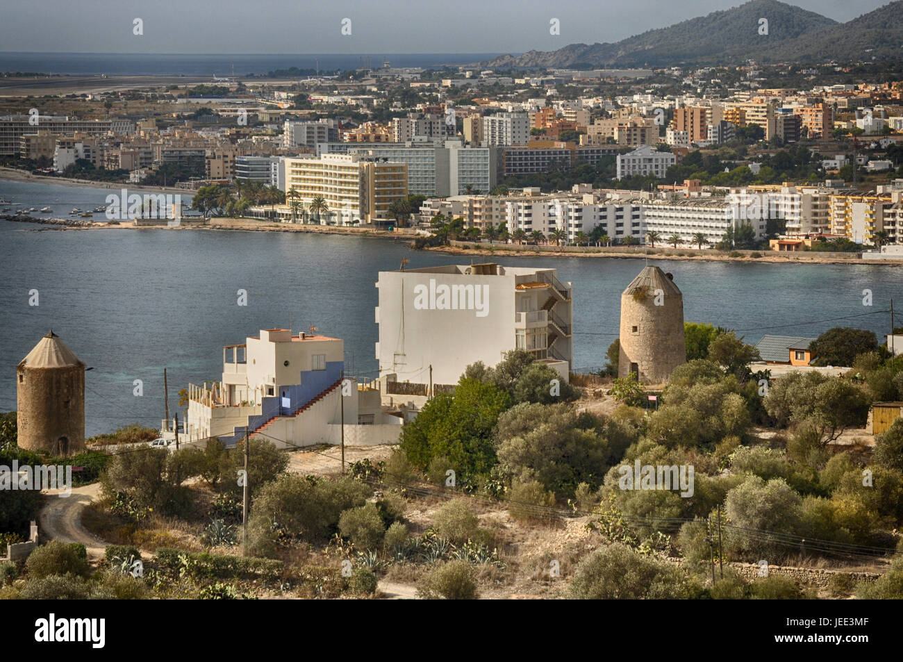 Ibiza-Stadt-Panorama mit alten Mühlen im Vordergrund Stockfoto