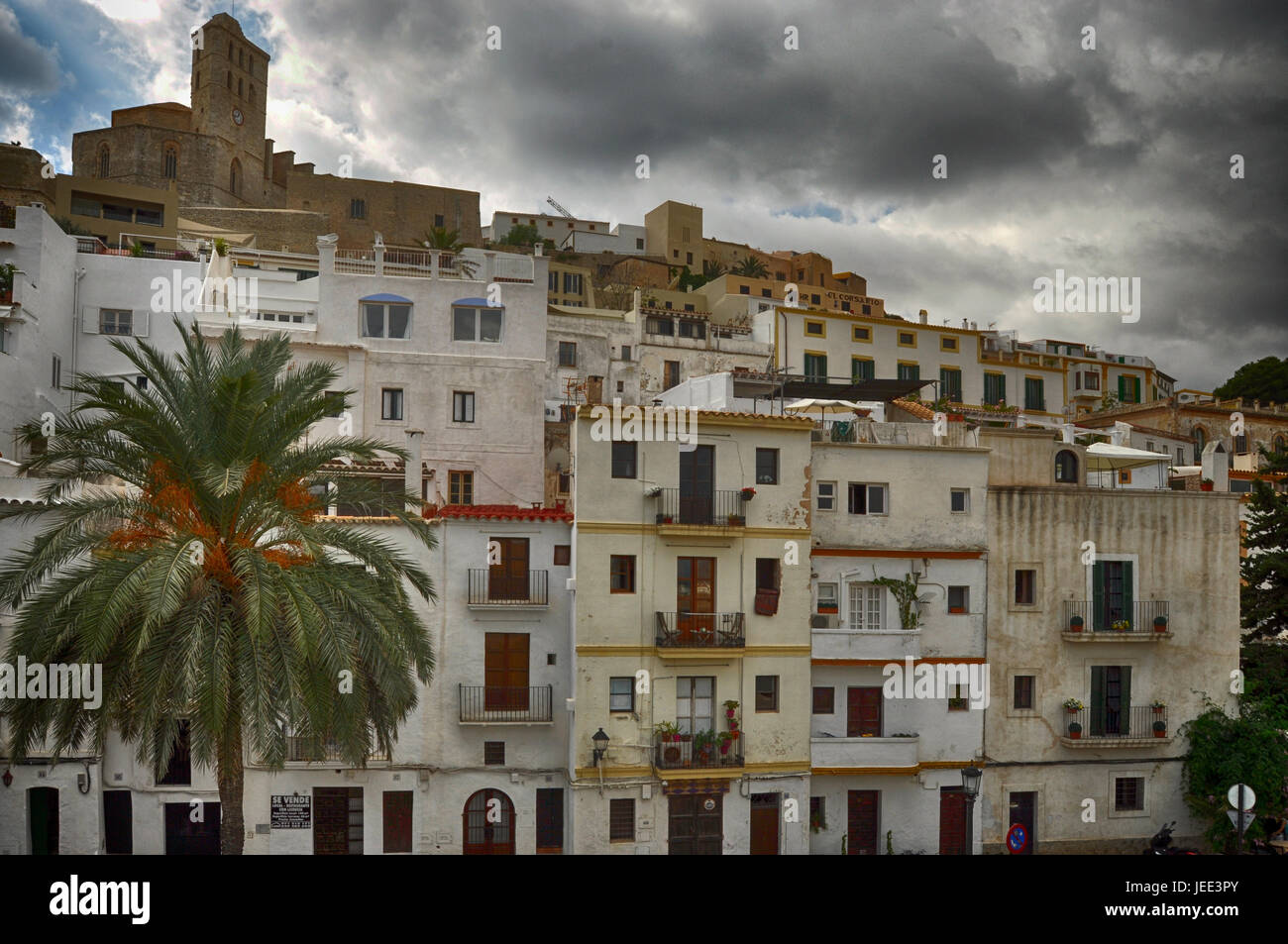 Unteransicht des Ibiza weißen Häuser und die Kathedrale. Stockfoto