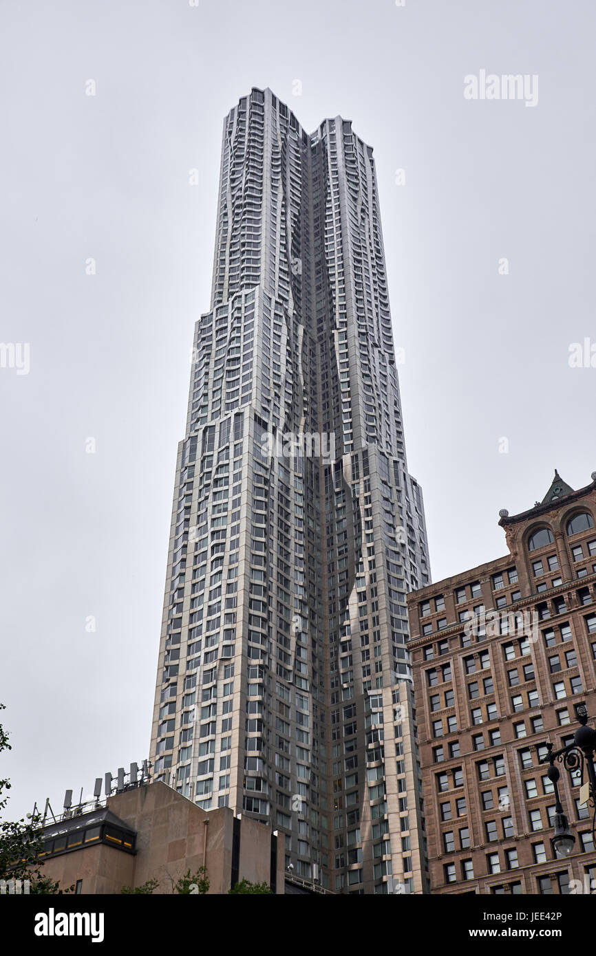 NEW YORK CITY - 2. Oktober 2016: Das Wohngebäude New York von Gehry, früher bekannt als Beekman Tower Stockfoto
