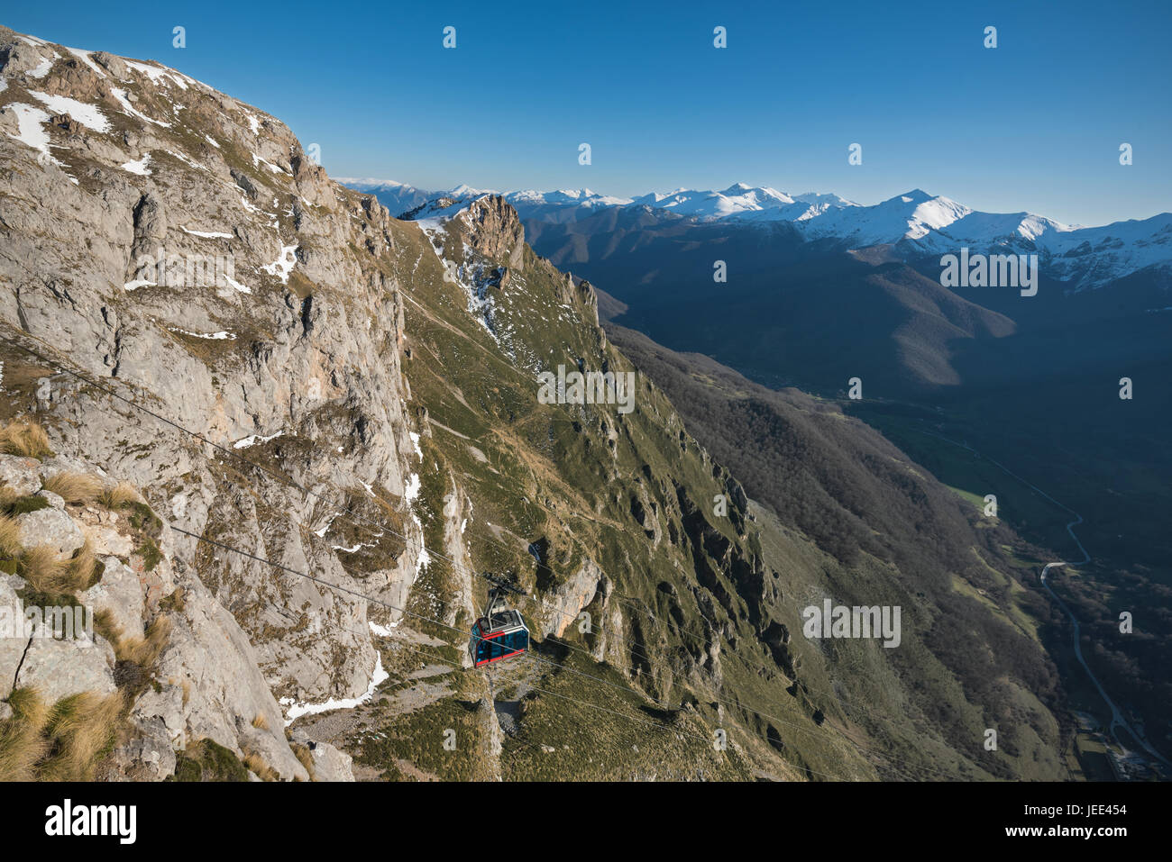 Malerische Aussicht auf eine Seilbahn in Berglandschaft bei Picos de Europa, Kantabrien, Spanien. Stockfoto