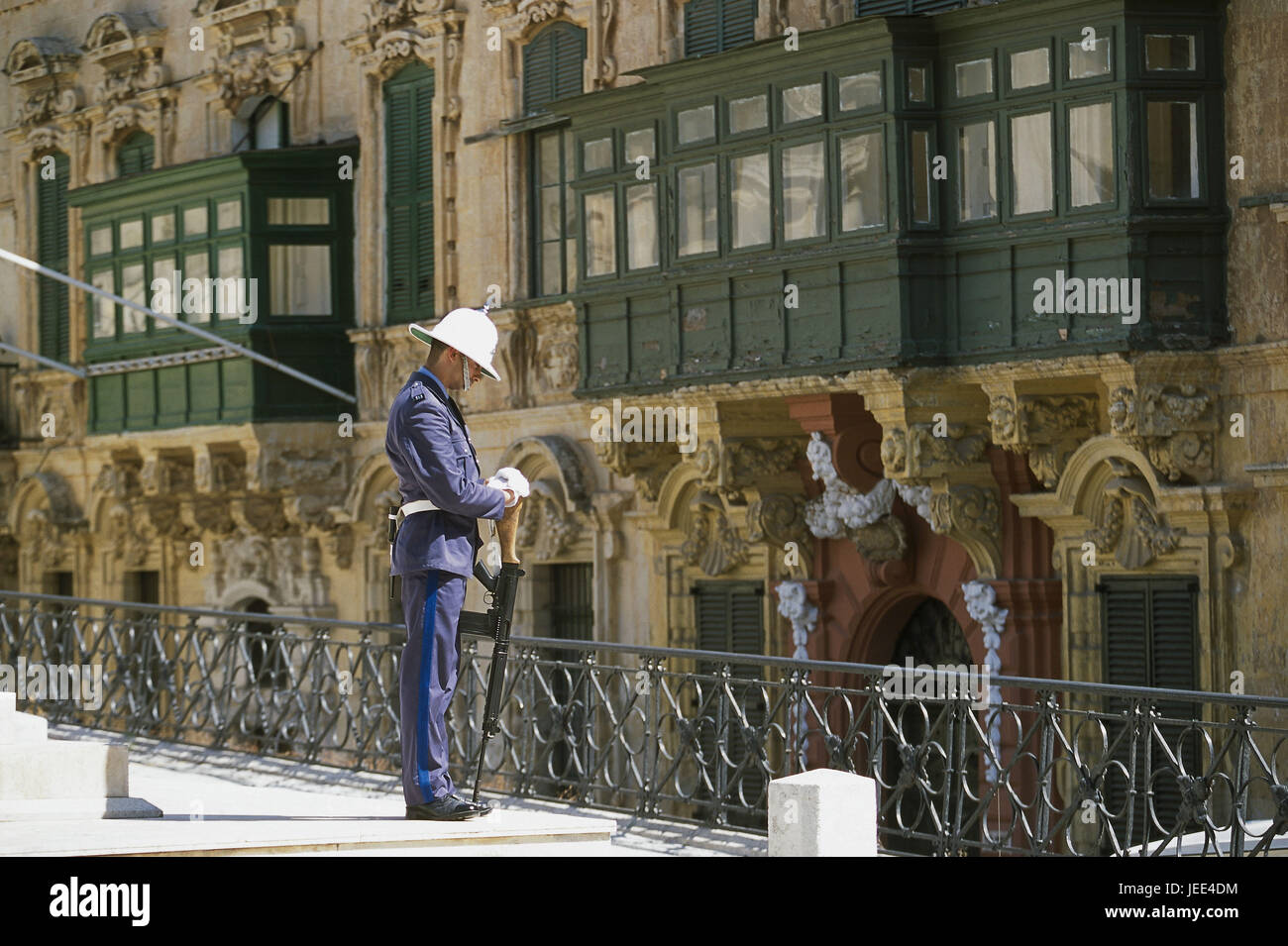 Insel Malta, Halbinsel Sciberras, Valletta, Schlossplatz, Balkon, Urlaub Sette Giugno, Polizist, Schweigeminute, kein Model-Release, maltesischen Inseln, Insel im Mittelmeer, Hauptstadt, Stadt, UNESCO-Weltkulturerbe, Architektur, hochfest, Gedenkfeier, Tradition, Gebäude, Terrasse, Wache, Pistole, Speicher, Schweigeminute, "Brot-Aufstand", Gedenkfeier, 07. Juni, Menschen, im Außenbereich Stockfoto