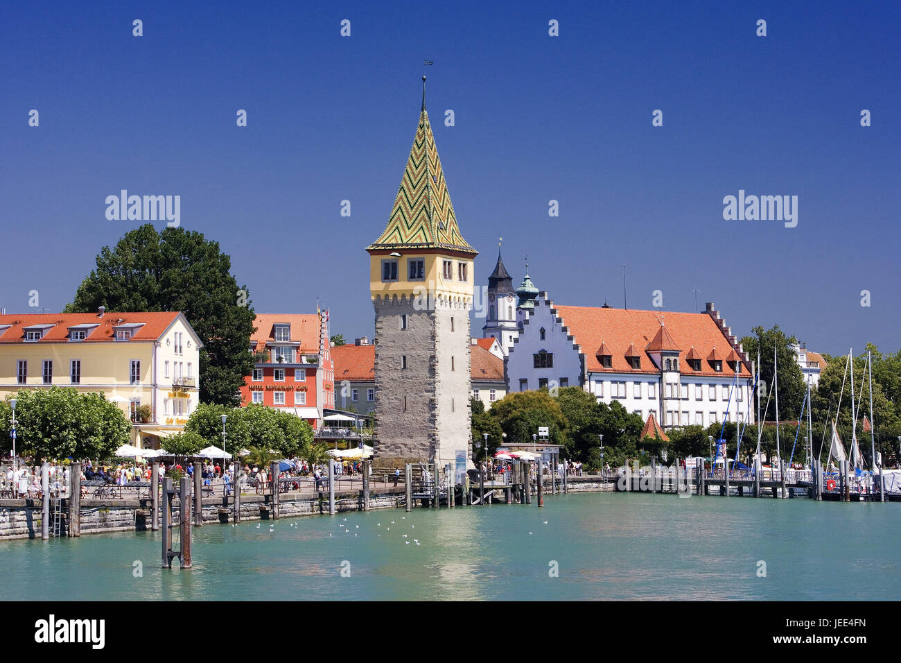 Deutschland, Bodensee, Lindau, Mangturm, Hafen, Bayern, Blick auf die Stadt, Häuser, Wohnhäuser, See, Brücke, Bootssteg, Boote, Schiffe, bank, Promenade, Promenade, Turm, Struktur, Ort von Interesse, Reiseziel, Tourismus, Stockfoto