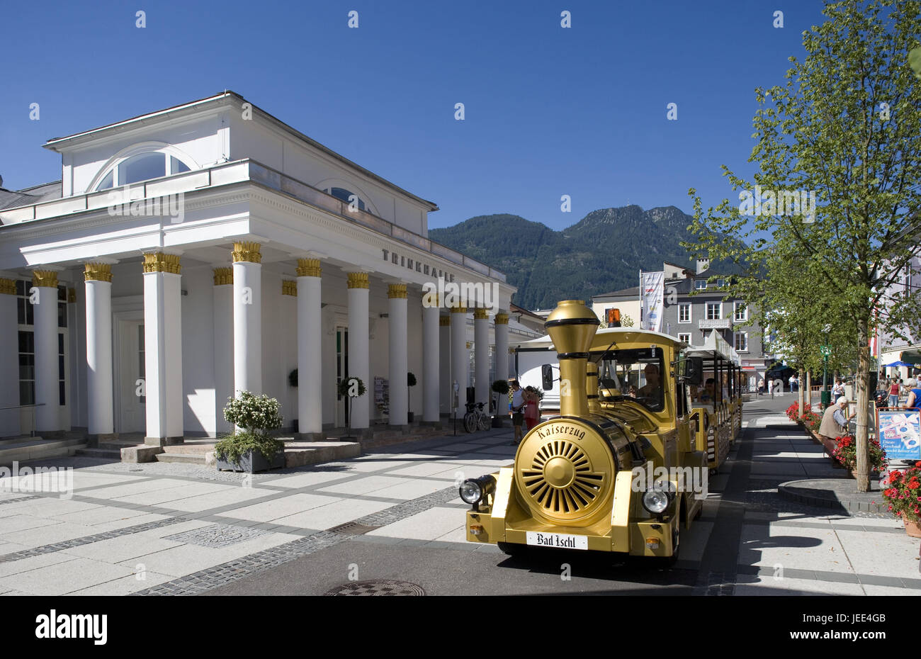 Österreich, Bad Ischl, Trinkhalle, Touristenzug, Tourist, Salzkammer Eigenschaft, keine Model-Release, Oberösterreich, Kurort, Gesundheit Kurzone, Fußgängerzone, Gebäude, Ort, Halle, draußen, Säulen, Erhaltung von Denkmälern und historischen Gebäuden, Resort Gesundheitsmanagement, Exponate, kaiserlichen Zug, Nahverkehrszug, Person, Tourismus, Sonne, Himmel, blau, Stockfoto