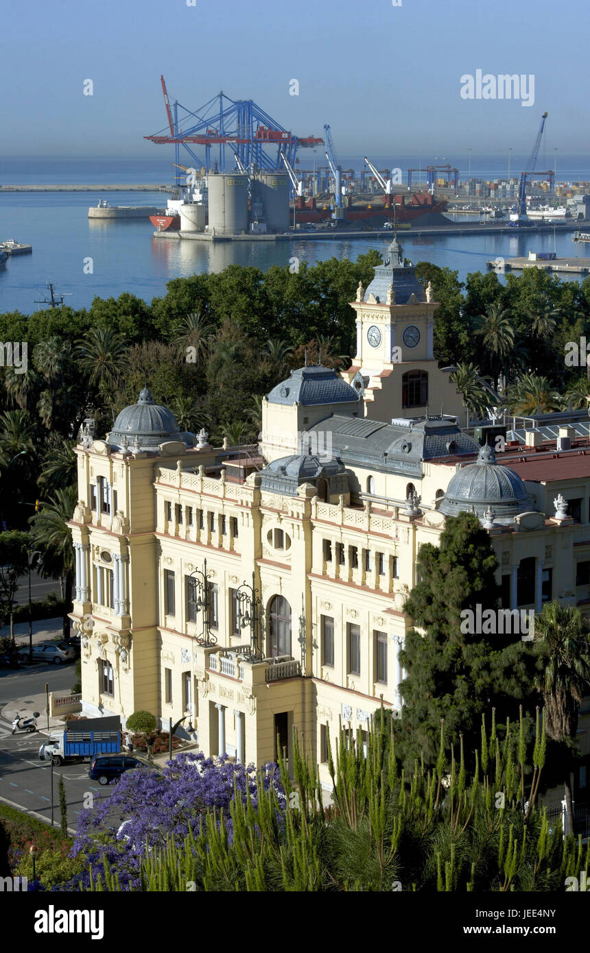 Spanien, Malaga, Rathaus und Hafen im Hintergrund, Stockfoto